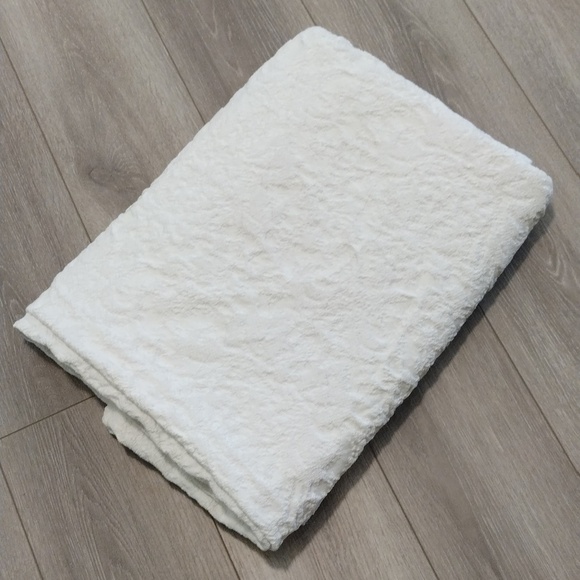 Elegant White Textured Coverlet - Picture 10 of 10